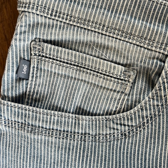 Lee Women’s Easy Fit Cropped Striped Jeans - Picture 4 of 8
